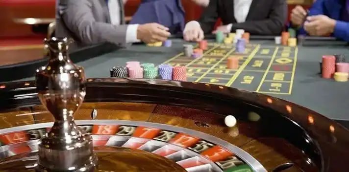Người dùng Việt Nam theo dõi kèo cá cược bóng đá trực tiếp trên điện thoại